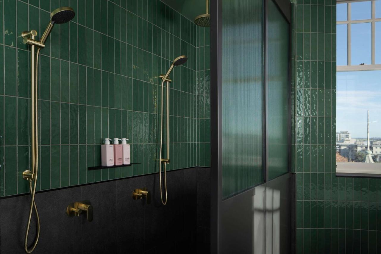 Qt Newcastle Hotel Luaran gambar Bathroom with shower