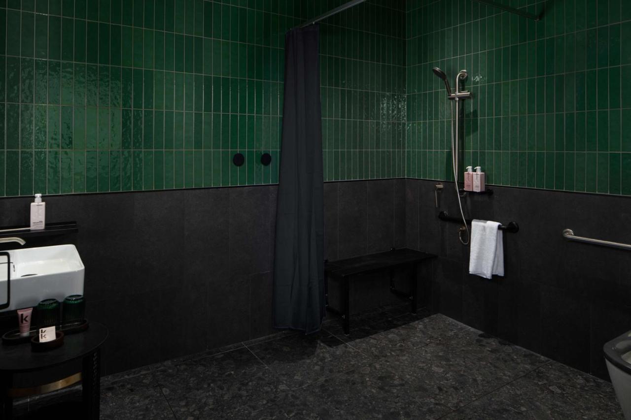 Qt Newcastle Hotel Luaran gambar A shower with a shower curtain