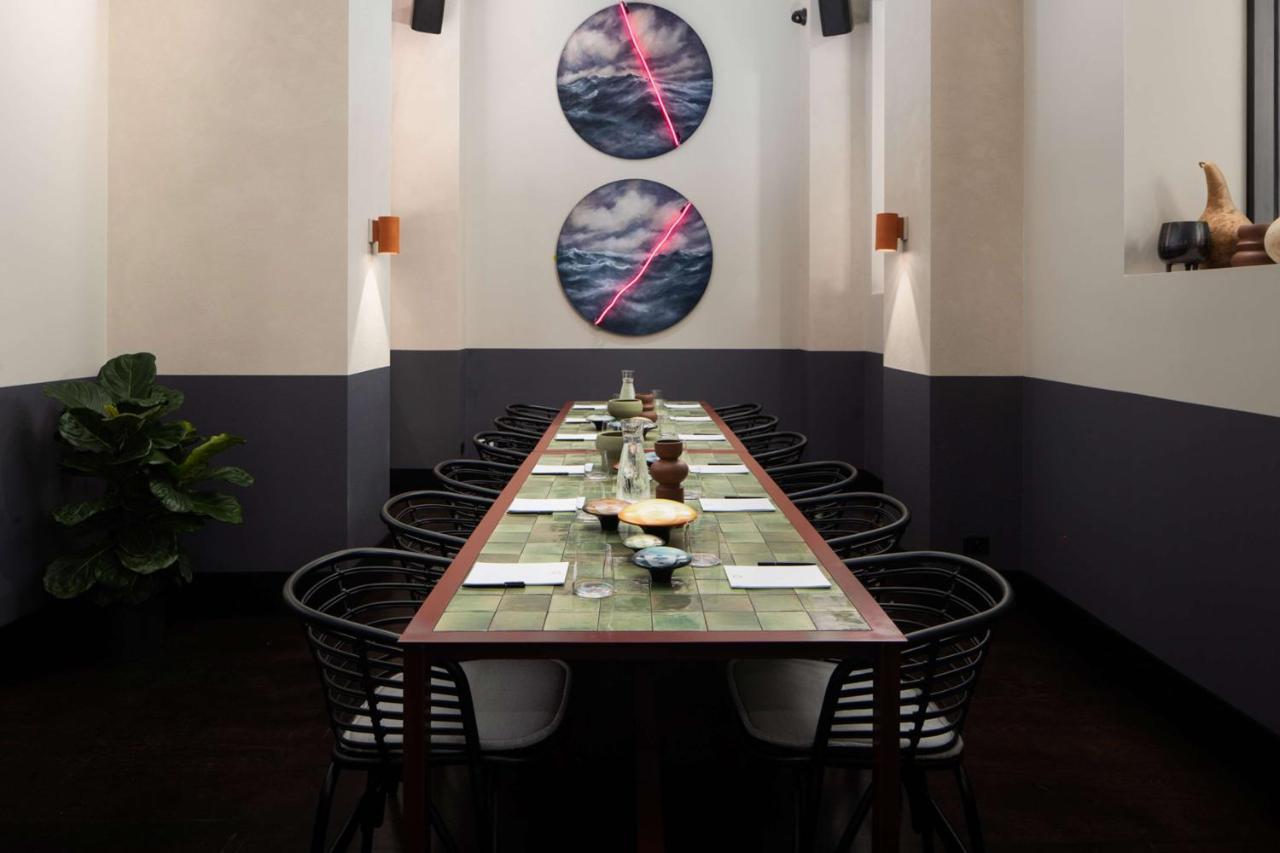 Qt Newcastle Hotel Luaran gambar The communal table at the restaurant