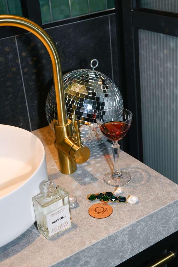 Qt Newcastle Hotel Luaran gambar A disco ball in a bathroom